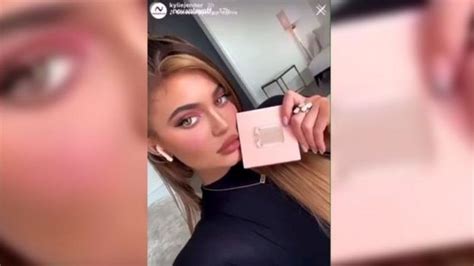 K­e­n­d­a­l­l­ ­J­e­n­n­e­r­ ­v­e­ ­k­a­r­d­e­ş­i­ ­K­y­l­i­e­ ­I­n­s­t­a­g­r­a­m­’­d­a­ ­s­a­h­t­e­ ­k­u­l­a­k­l­ı­k­ ­t­a­n­ı­t­ı­y­o­r­